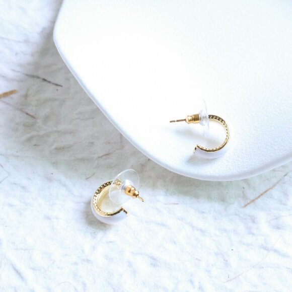 Kendra Scott Ainsley Gold White Enamel Earrings - Picture 2 of 2